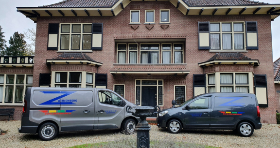 Schilder werk bussen met Zwijnenberg logo